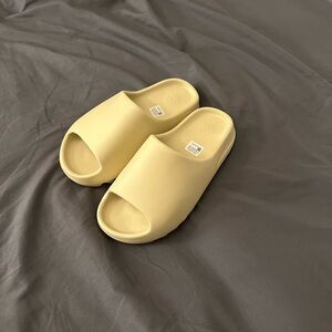 Yeezy slides size 10 
Brand new